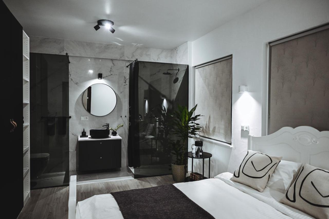 Alka - Cozy Room By The Sea With Private Hot Tub Njarthvik 외부 사진