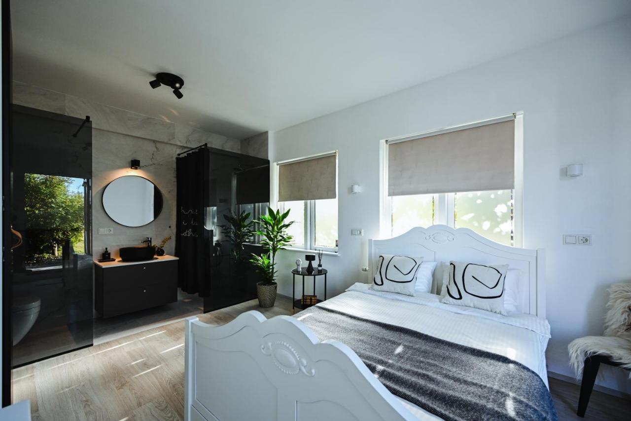 Alka - Cozy Room By The Sea With Private Hot Tub Njarthvik 외부 사진