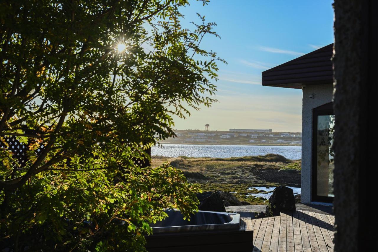 Alka - Cozy Room By The Sea With Private Hot Tub Njarthvik 외부 사진