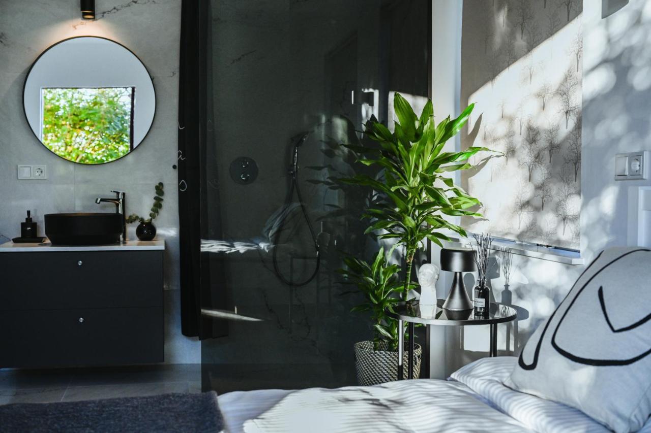 Alka - Cozy Room By The Sea With Private Hot Tub Njarthvik 외부 사진
