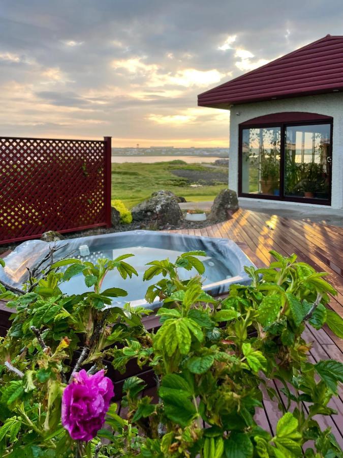 Alka - Cozy Room By The Sea With Private Hot Tub Njarthvik 외부 사진